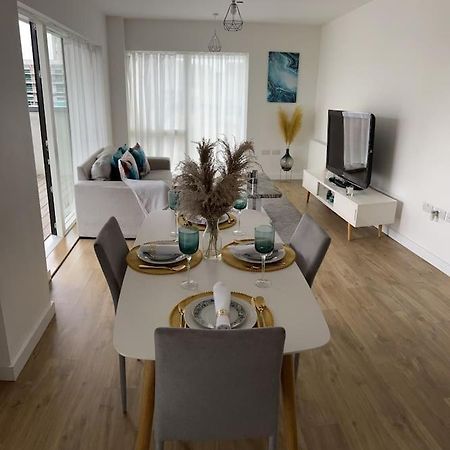 Contemporary Urban Retreat, 2-Bedroom Haven By London City Airport Exterior foto