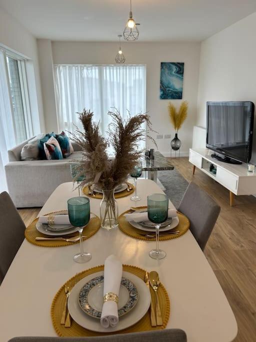 Contemporary Urban Retreat, 2-Bedroom Haven By London City Airport Exterior foto