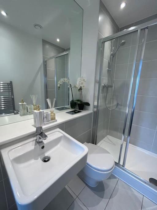 Contemporary Urban Retreat, 2-Bedroom Haven By London City Airport Exterior foto