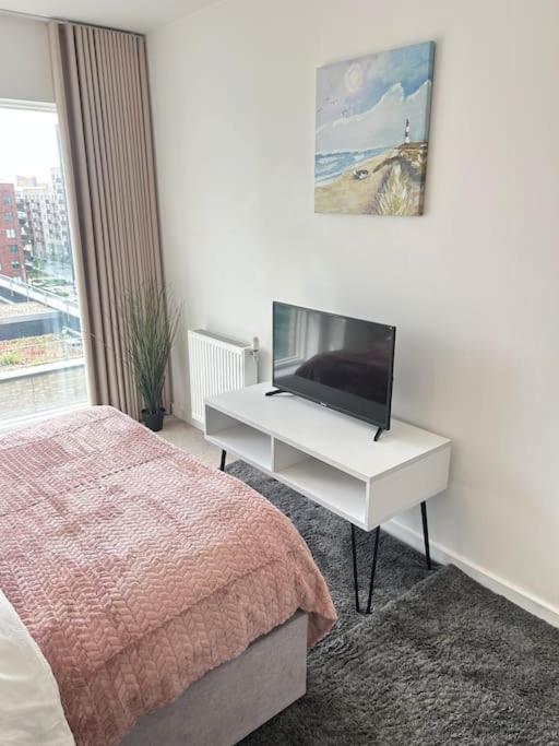 Contemporary Urban Retreat, 2-Bedroom Haven By London City Airport Exterior foto