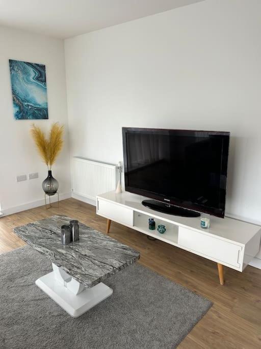 Contemporary Urban Retreat, 2-Bedroom Haven By London City Airport Exterior foto