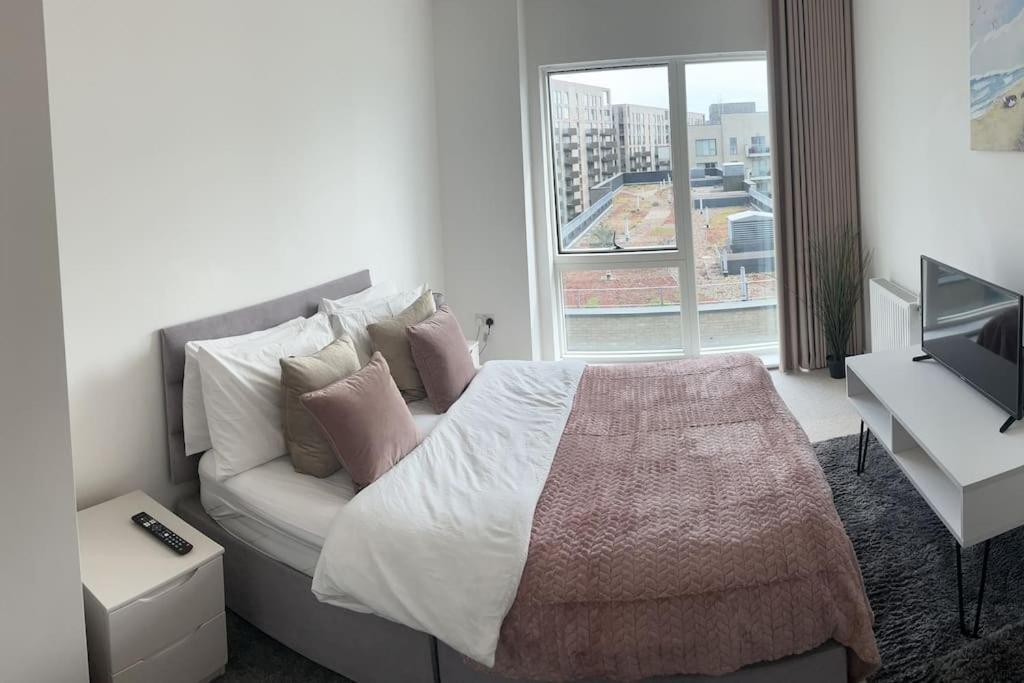 Contemporary Urban Retreat, 2-Bedroom Haven By London City Airport Exterior foto